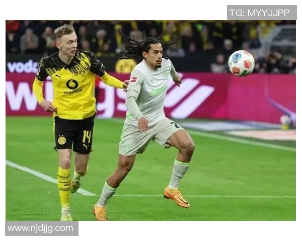 欧联杯曼联大胜多特蒙德补时绝杀引发全场狂欢与转会传闻热议